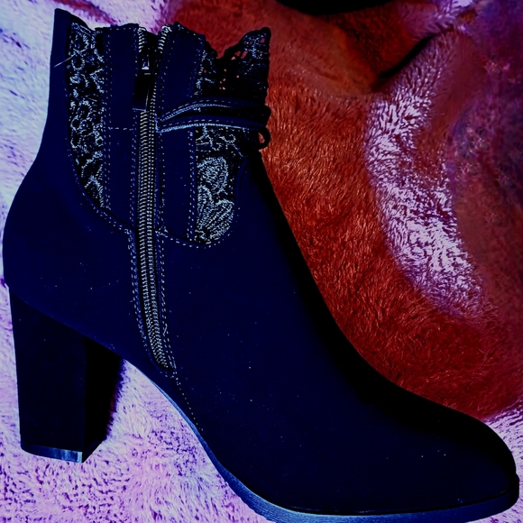 NWT SEXY💋 8.5 Black velvety suede with lace trim high block heels ankle boots - Picture 8 of 8